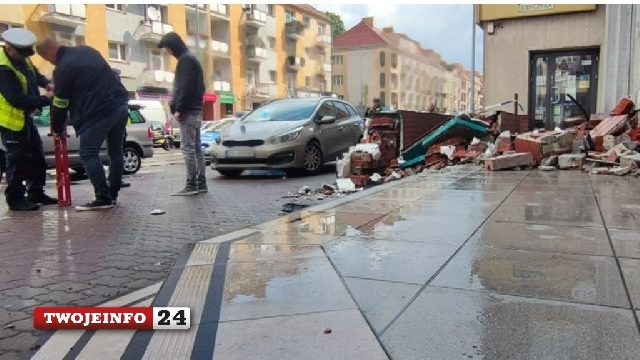 Policyjny pościg w centrum Koszalina. Rozpędzony ford uszkodził radiowóz i zdemolował schody do banku 