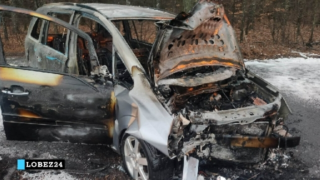 [DW-147] Radowo. Auto spłonęło doszczętnie. Wcześniej uderzyło w drzewo