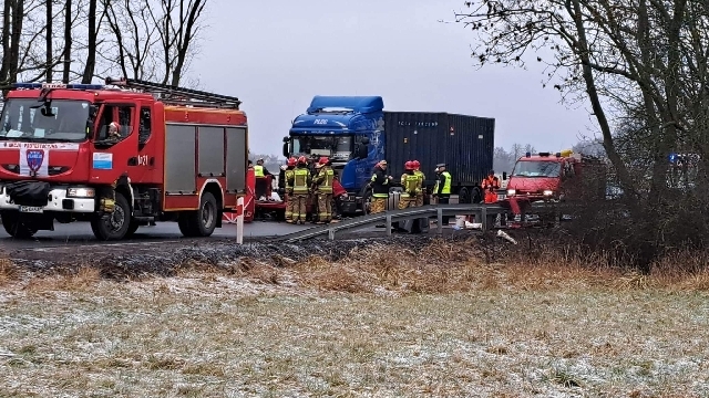 Police-Szczecin. Zderzenie busa i ciężarówki. Nie żyje jedna osoba