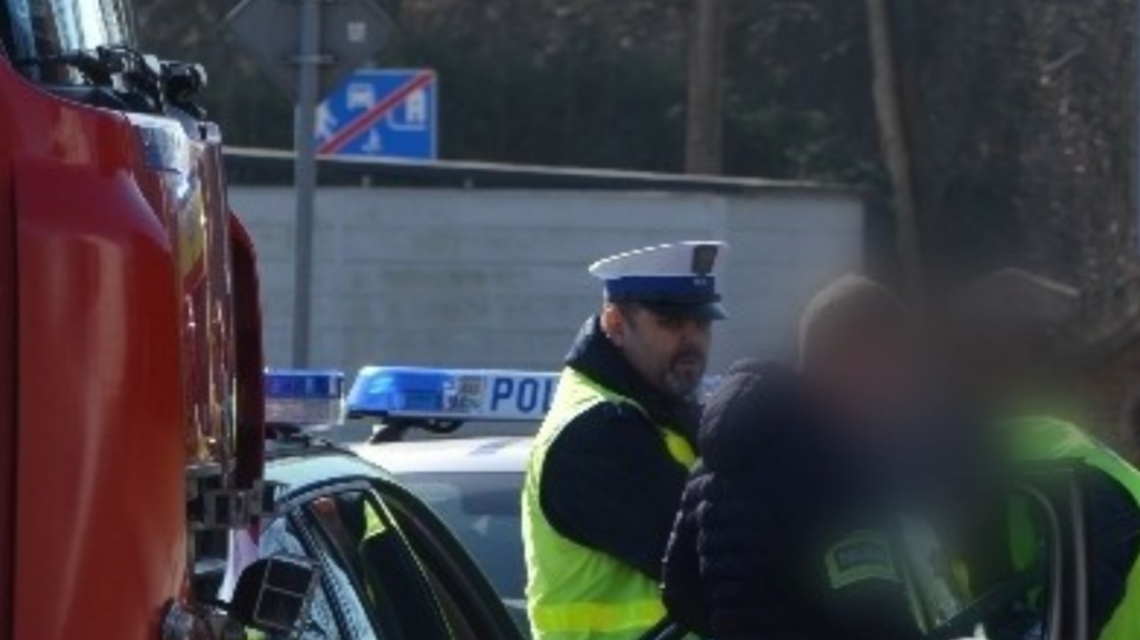 Zderzenie radiowozu z ciężarówką w Łobzie. Policjanci trafili do szpitala