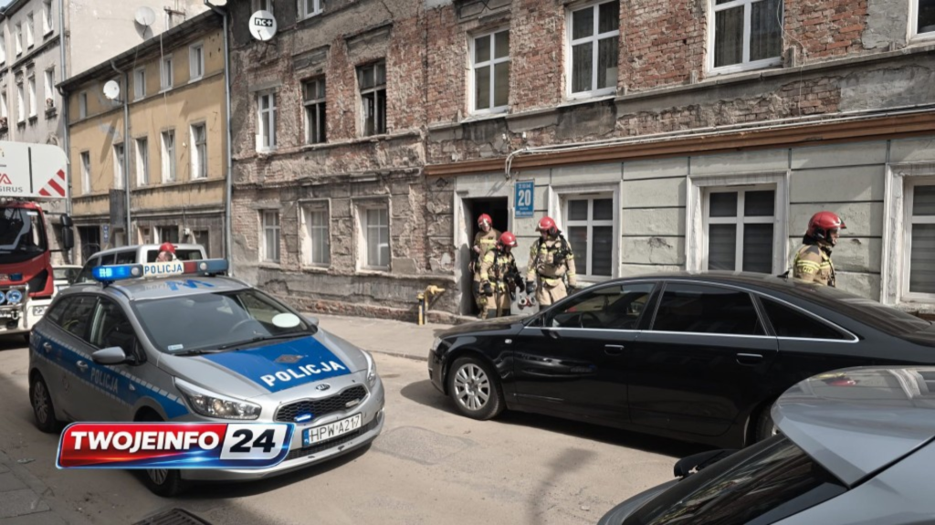 Pożar mieszkania w Koszalinie. Policjanci ewakuowali dwie osoby