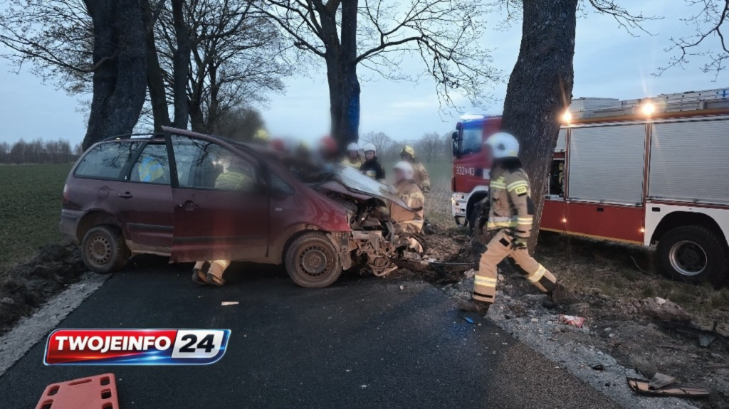 Wypadek na drodze powiatowej w gminie Biesiekierz. Samochód uderzył w drzewo