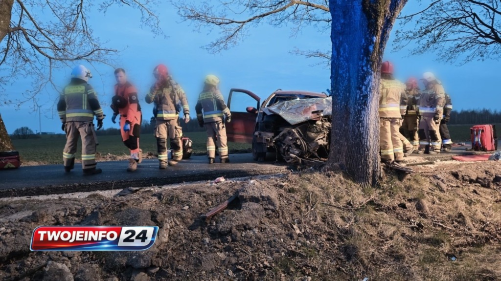 Pijany 32-latek bez prawa jazdy rozbił auto na drzewie w Biesiekierzu. Dwie osoby w szpitalu