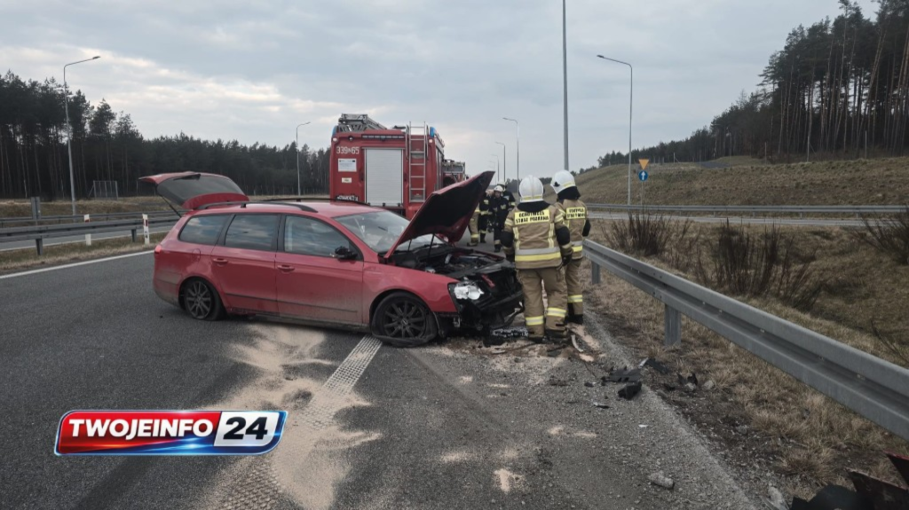 Kolizja na węźle S11 Zegrze Pomorskie. Auto uderzyło w bariery