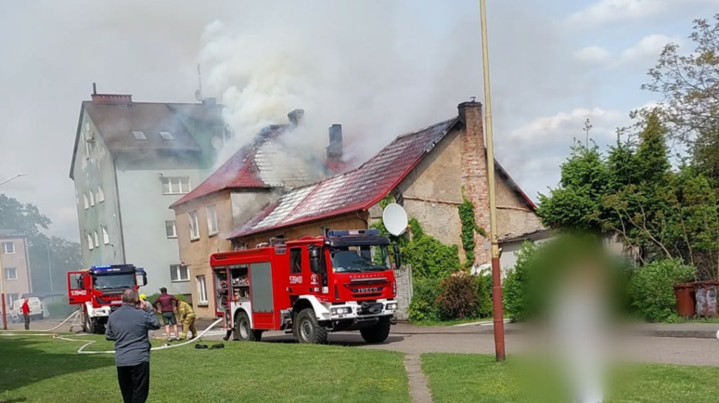 Pożar poddasza w Ińsku. Ewakuowano sześć osób