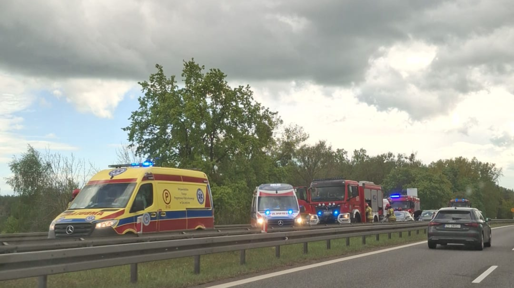 Zderzenie trzech samochodów na A6
