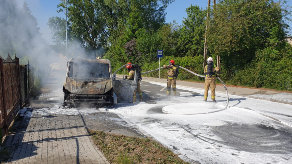 Wojskowy bus spłonął na DW152. Jedna żołnierka trafiła do szpitala