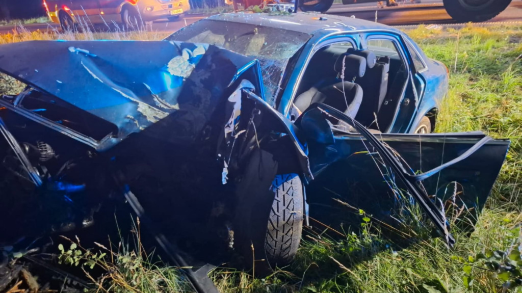 Wypadek w gminie Płoty. Samochód uderzył w drzewo, jedna osoba ranna