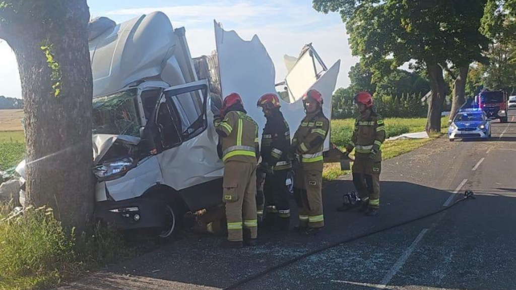 DW151. Świdwin-Łobez. Auto uderzyło w drzewo