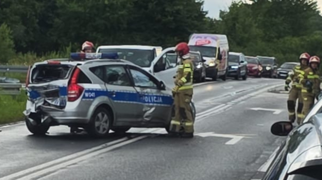 Radiowóz zderzył się z autem pod Kołobrzegiem. Są utrudnienia w ruchu
