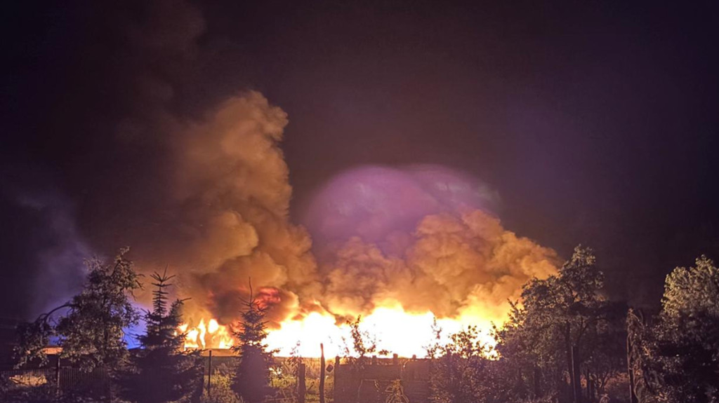 Pożar hali magazynowej w Przemoczu. Spłonął budynek i pojazdy