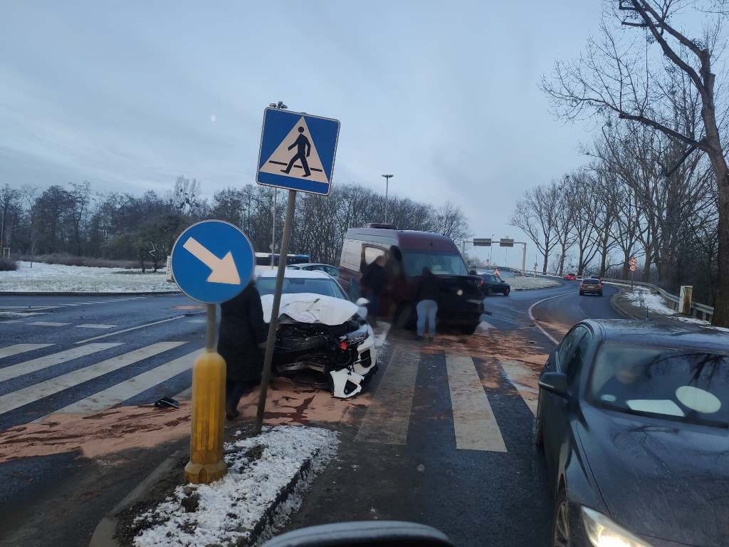 Szczecin: Bus zderzył się z osobówką na ul. Przestrzennej.