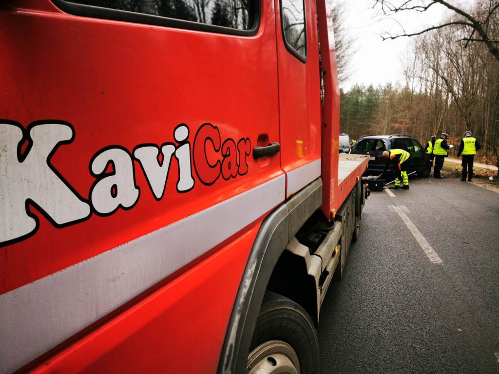 koszalin-auto-uderzylo-w-drzewo-dwie-osoby-poszkodowane Koszalin: Auto uderzyło w drzewo. Dwie osoby poszkodowane