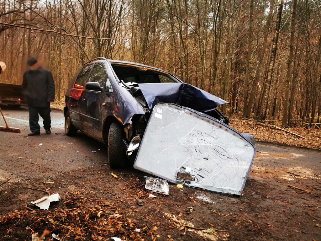 koszalin-auto-uderzylo-w-drzewo-dwie-osoby-poszkodowane Koszalin: Auto uderzyło w drzewo. Dwie osoby poszkodowane