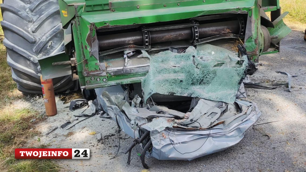 Auto wbiło się w kombajn. Dwie osoby nie żyją