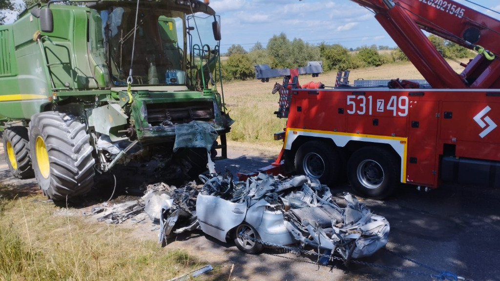 Auto wbiło się w kombajn. Dwie osoby nie żyją