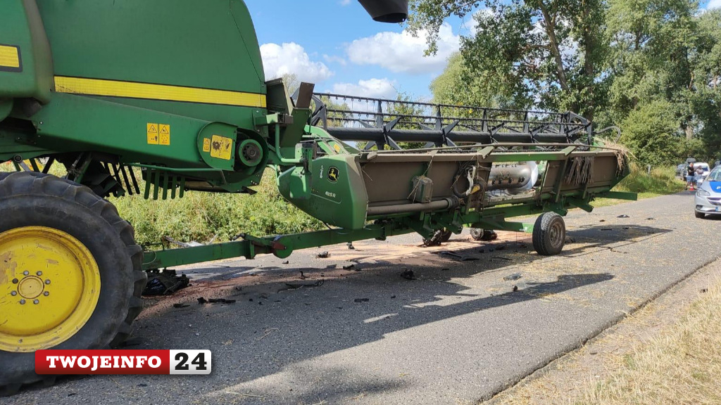 Auto wbiło się w kombajn. Dwie osoby nie żyją