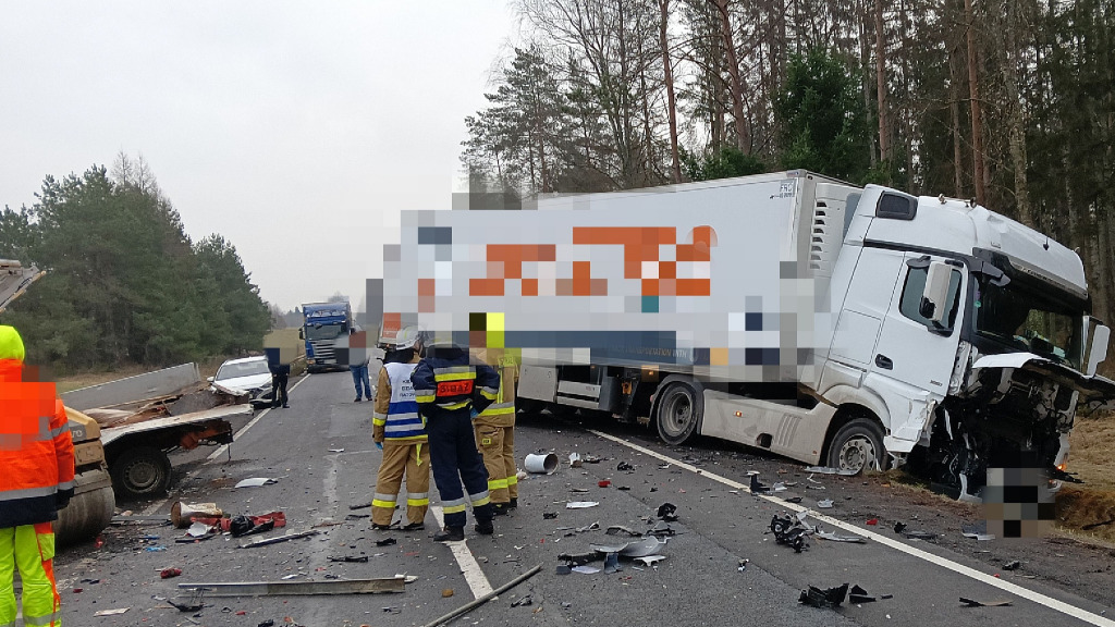 Ciężarówka wjechała w pracowników drogowych. Jedna osoba poszkodowana