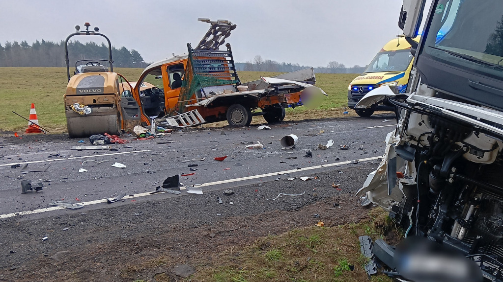 Ciężarówka wjechała w pracowników drogowych. Jedna osoba poszkodowana