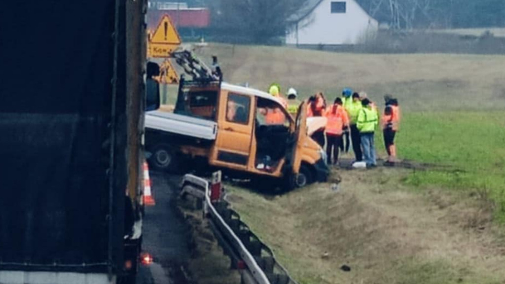 Ciężarówka wjechała w pracowników drogowych. Jedna osoba poszkodowana