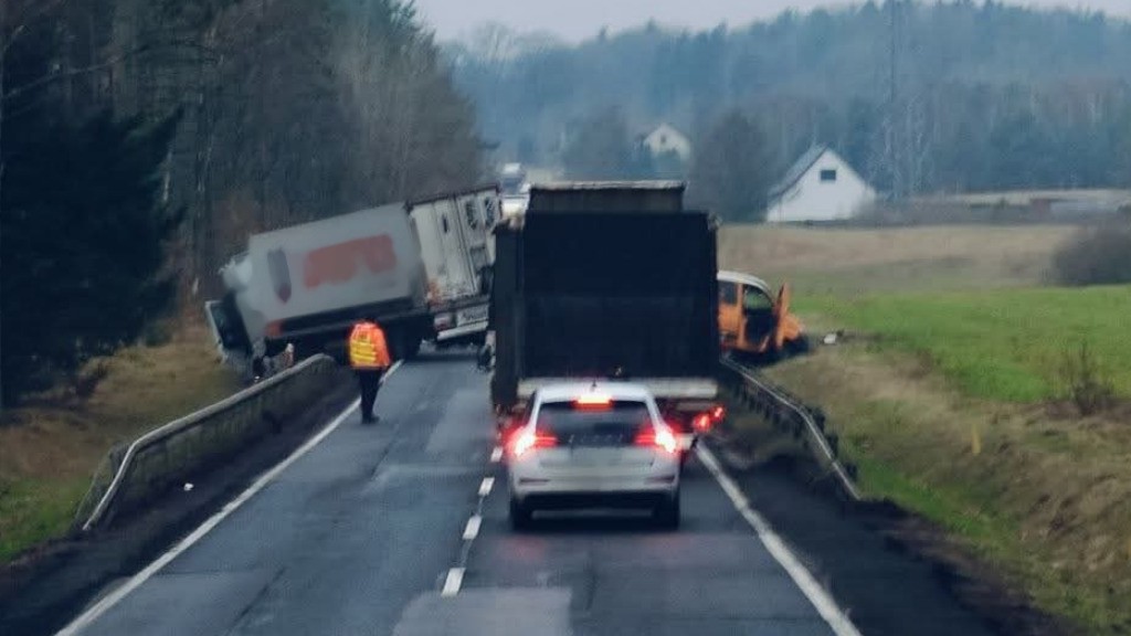 Ciężarówka wjechała w pracowników drogowych. Jedna osoba poszkodowana