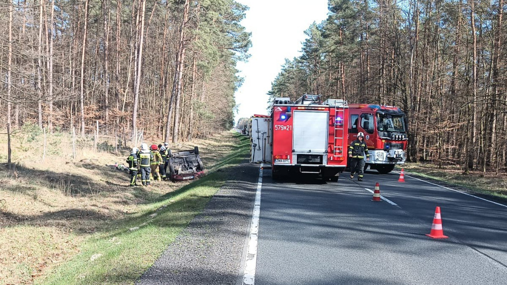 Dachowanie samochodu osobowego na DK10 w okolicach miejscowości Nieradź