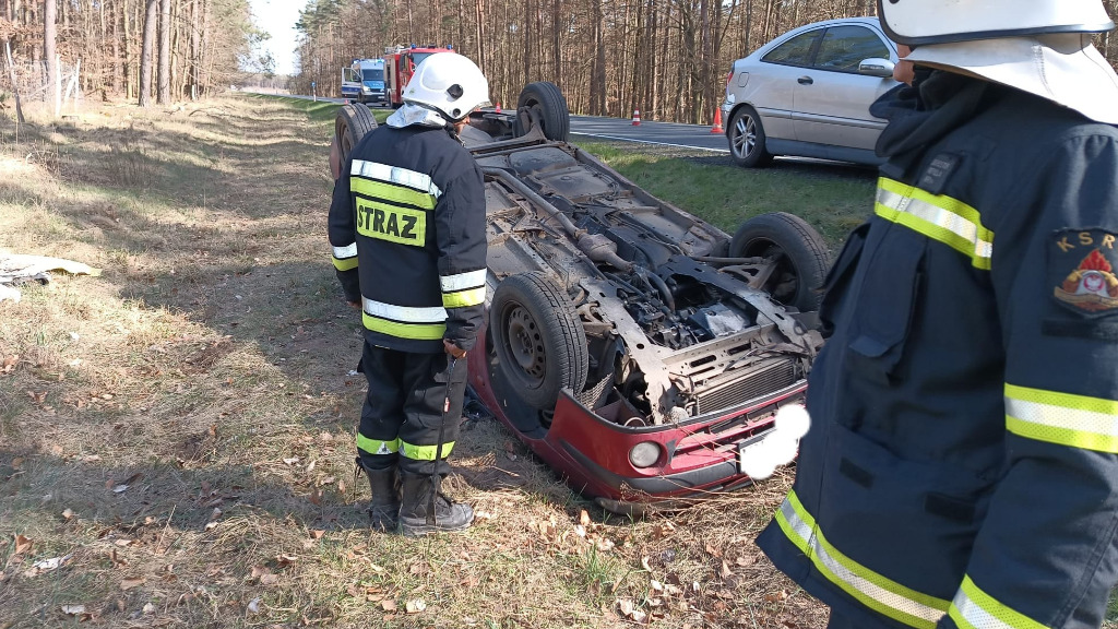 Dachowanie samochodu osobowego na DK10 w okolicach miejscowości Nieradź