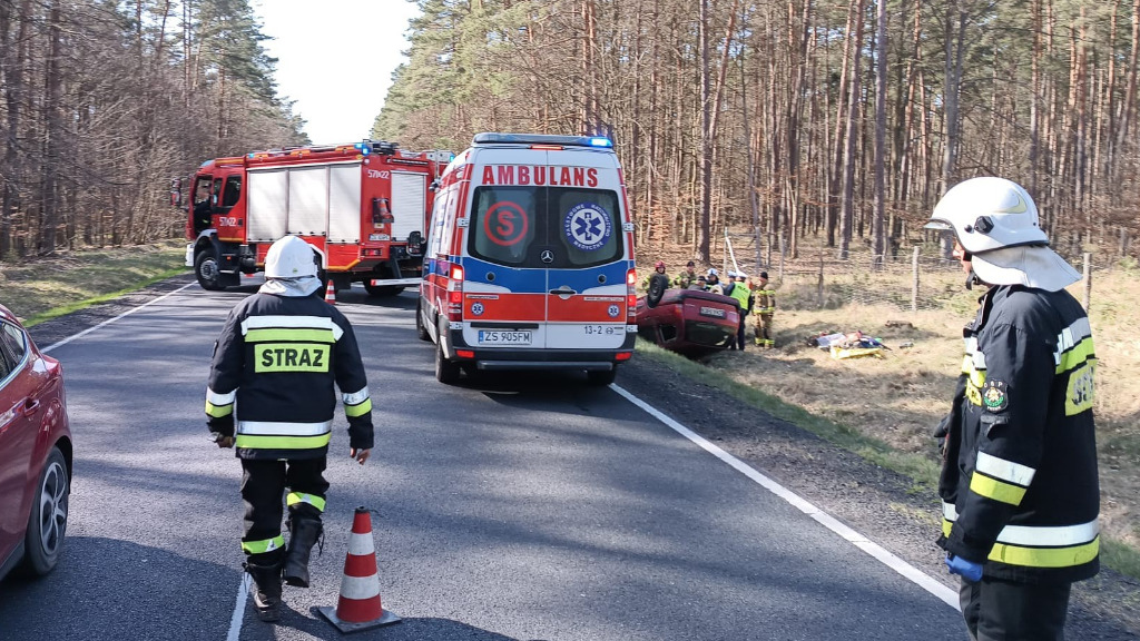Dachowanie samochodu osobowego na DK10 w okolicach miejscowości Nieradź