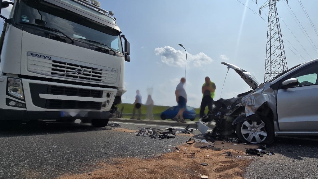 Jazda pod prąd zakończona zderzeniem z ciężarówką. Jedna osoba poszkodowana