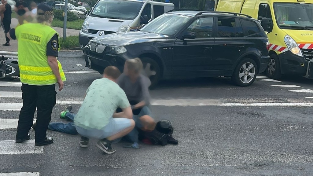Zderzenie skutera z samochodem osobowym w Koszalinie – jedna osoba poszkodowana