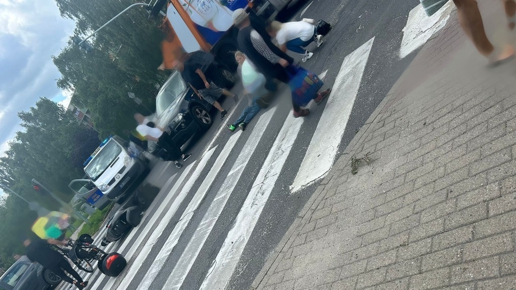 Zderzenie skutera z samochodem osobowym w Koszalinie – jedna osoba poszkodowana