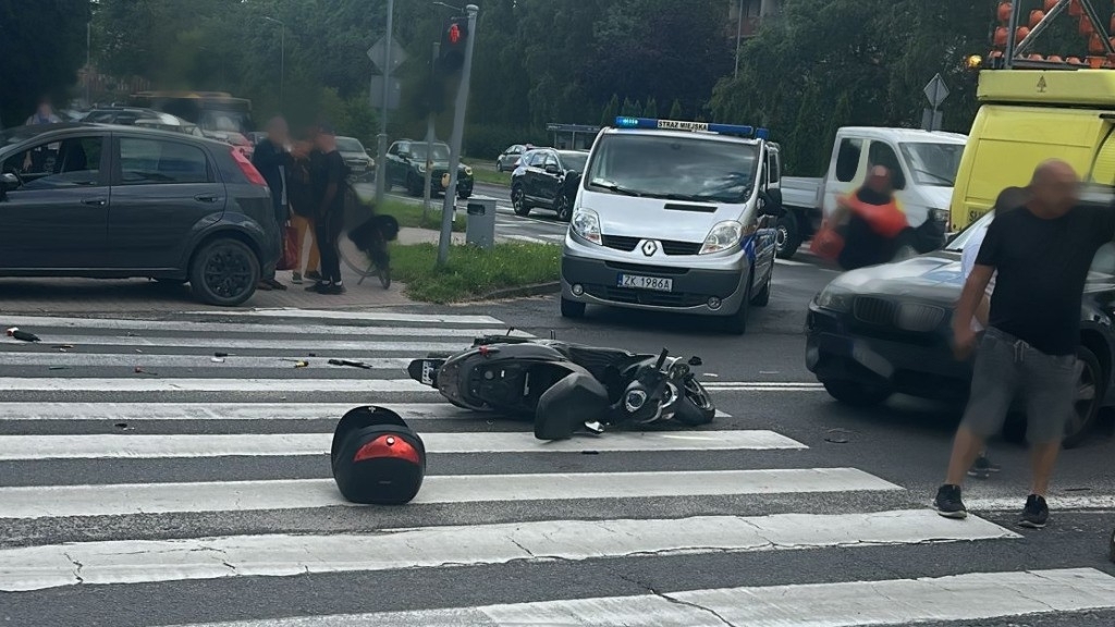 Zderzenie skutera z samochodem osobowym w Koszalinie – jedna osoba poszkodowana