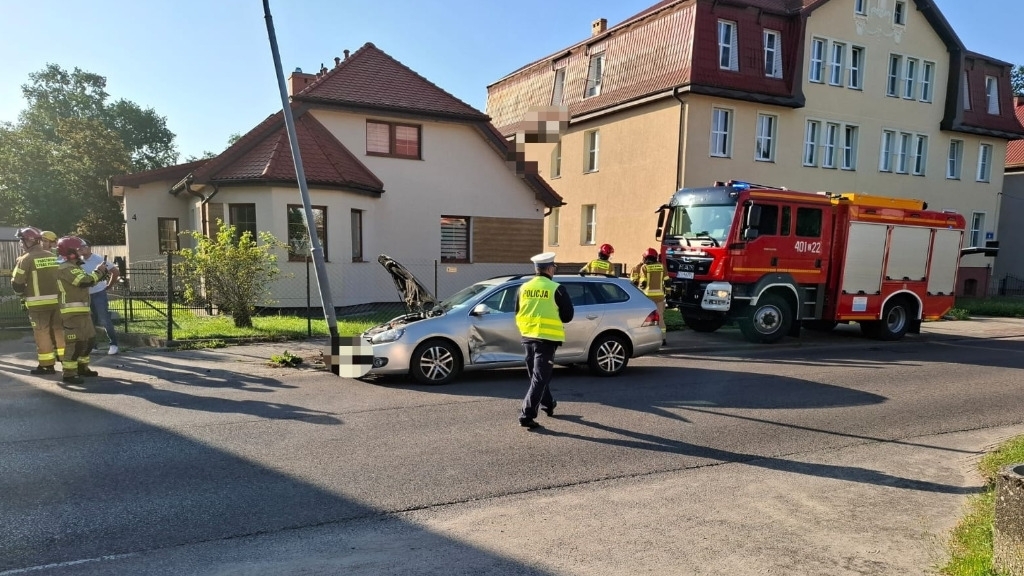 volkswagen-uderzyl-w-latarnie-w-bialogardzie Volkswagen uderzył w latarnię w Białogardzie