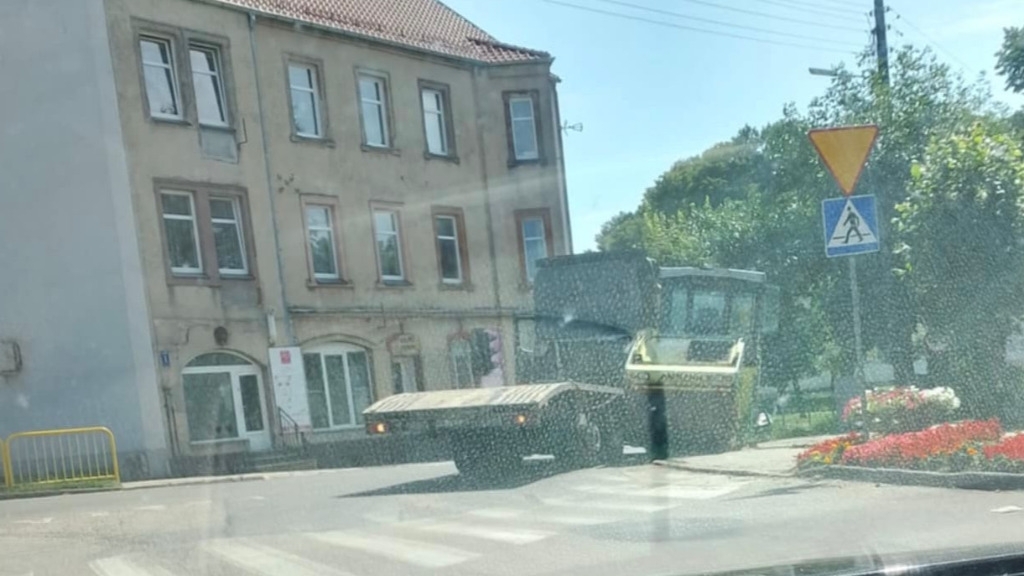 Węgorzyno: z lawety zsunął się walec drogowy