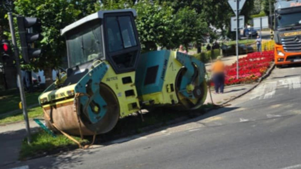 Węgorzyno: z lawety zsunął się walec drogowy
