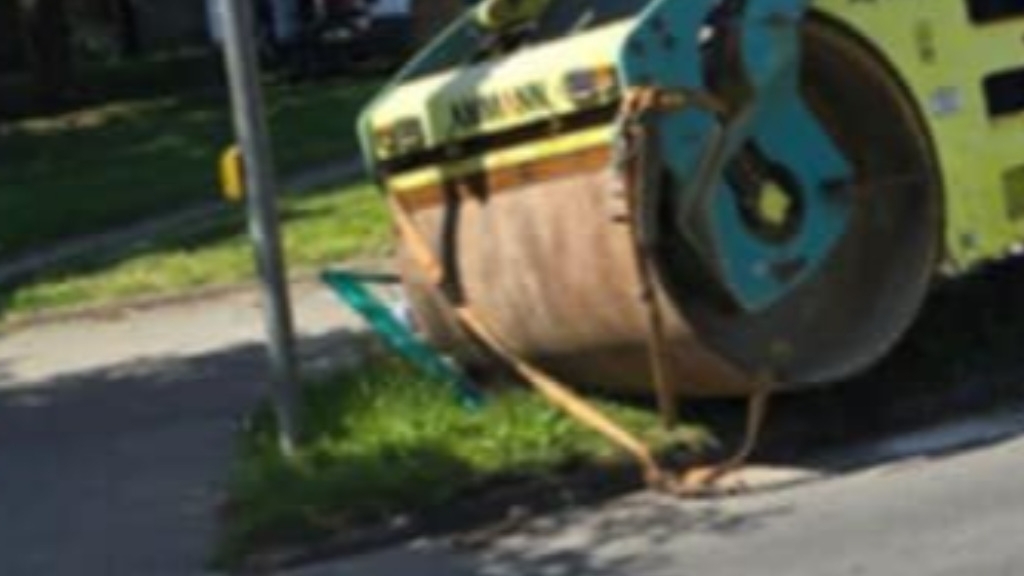 Węgorzyno: z lawety zsunął się walec drogowy