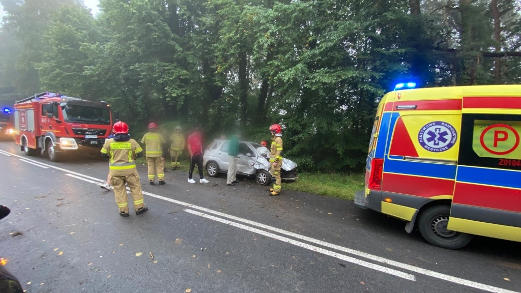 Dachowanie samochodu na drodze wojewódzkiej nr 102 między Dziwnowem a Dziwnówkiem