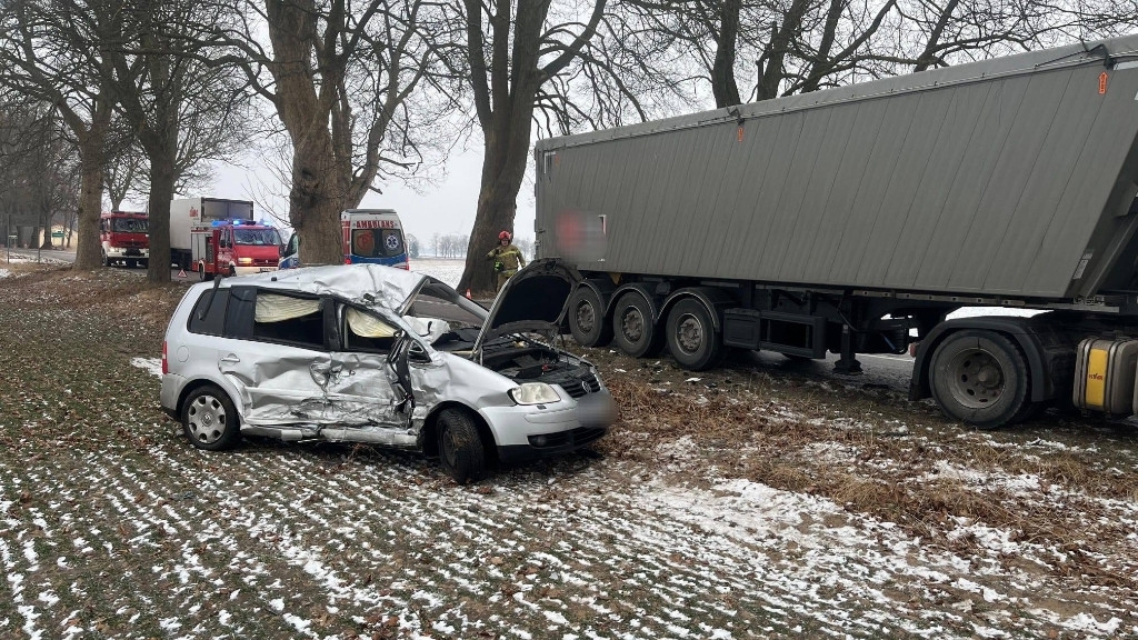 Wypadek na DW151 między Świdwinem a Łobzem. Kobieta trafiła do szpitala