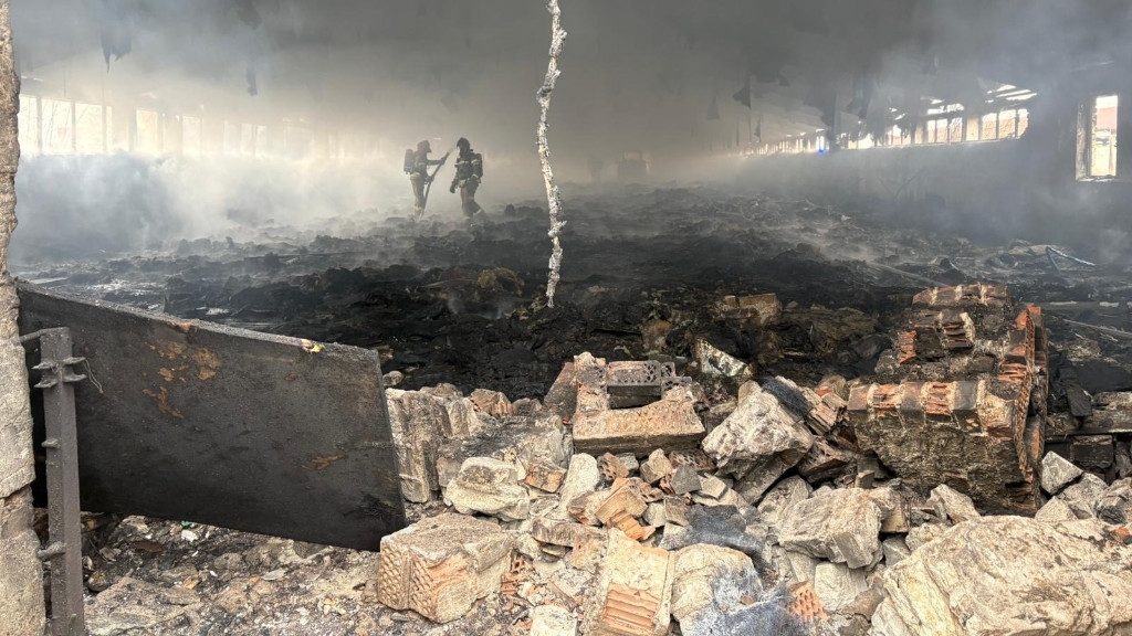 Płonie budynek i sprzęt rolniczy w Wołkowie niedaleko Radowa Małego