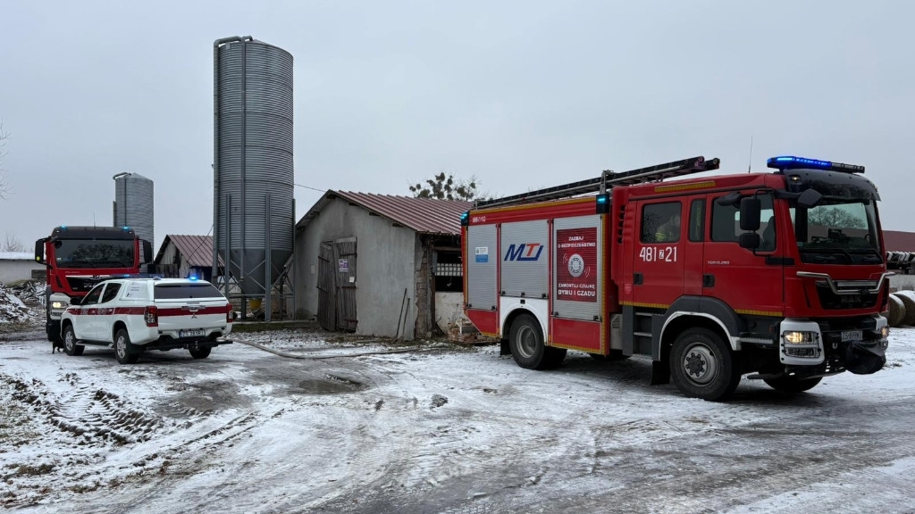 Płonie budynek i sprzęt rolniczy w Wołkowie niedaleko Radowa Małego