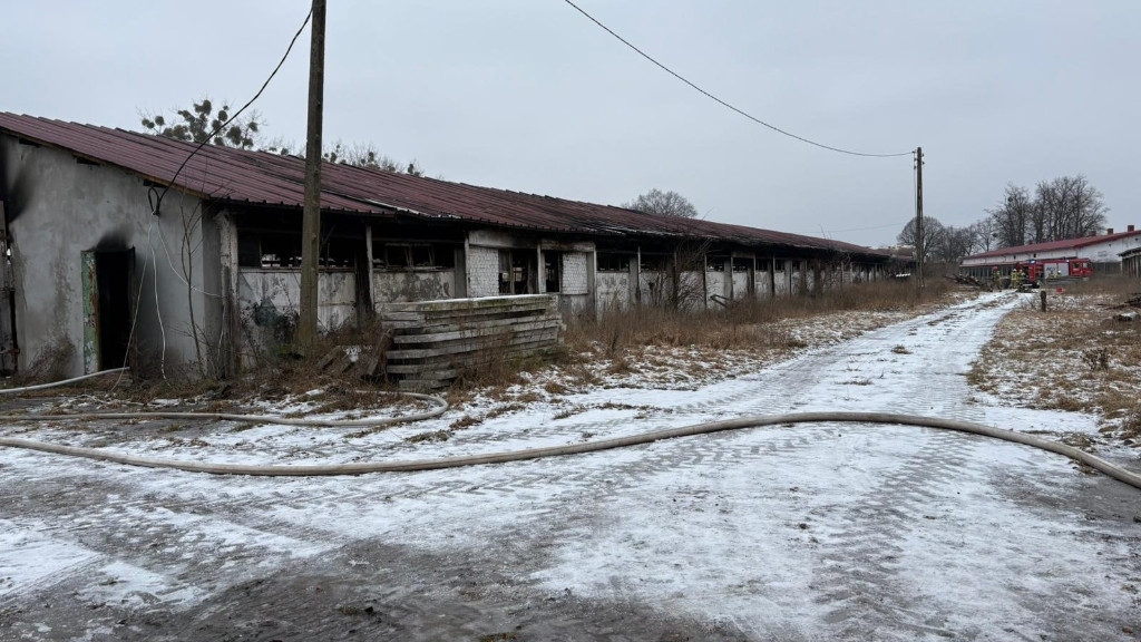 Płonie budynek i sprzęt rolniczy w Wołkowie niedaleko Radowa Małego