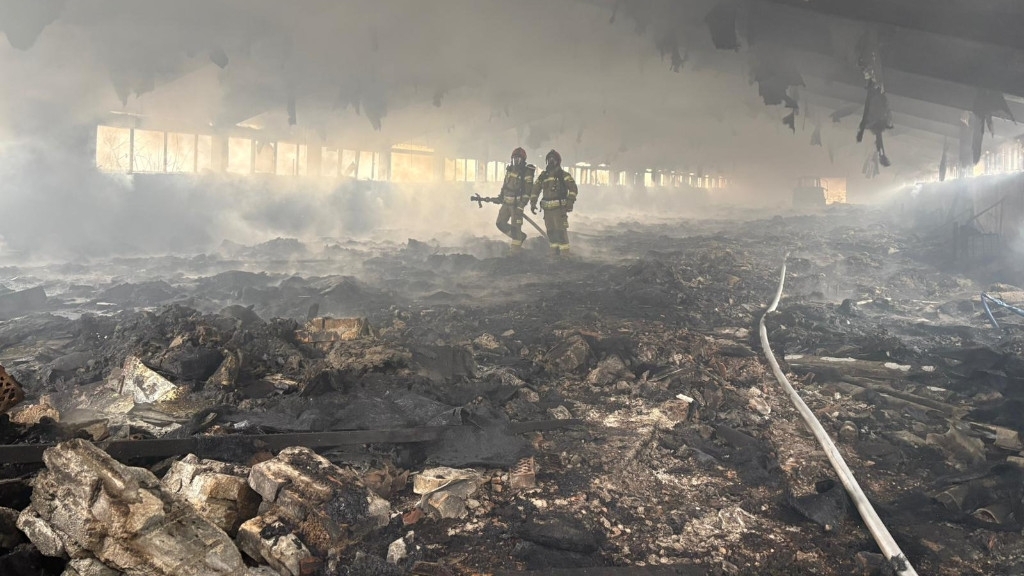 Płonie budynek i sprzęt rolniczy w Wołkowie niedaleko Radowa Małego