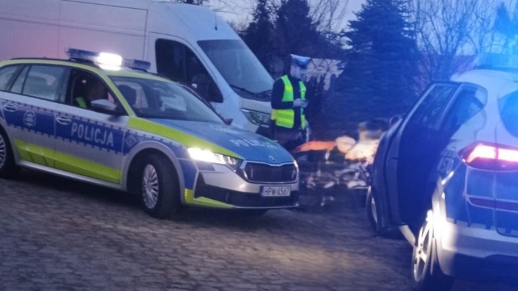 15-latek uciekał przed policją w Resku. Doprowadził do kolizji z radiowozem