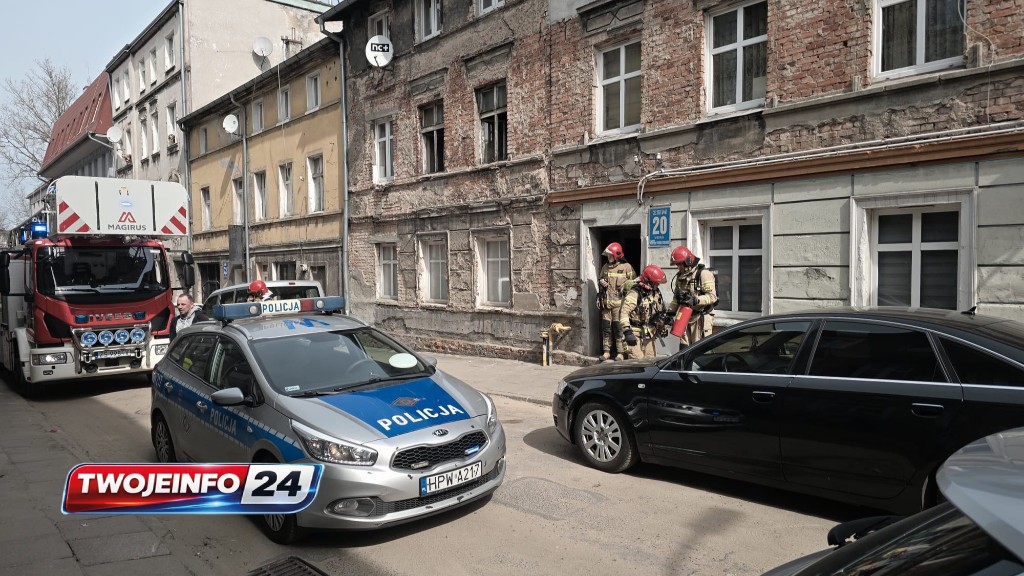 Pożar mieszkania w Koszalinie. Policjanci ewakuowali dwie osoby