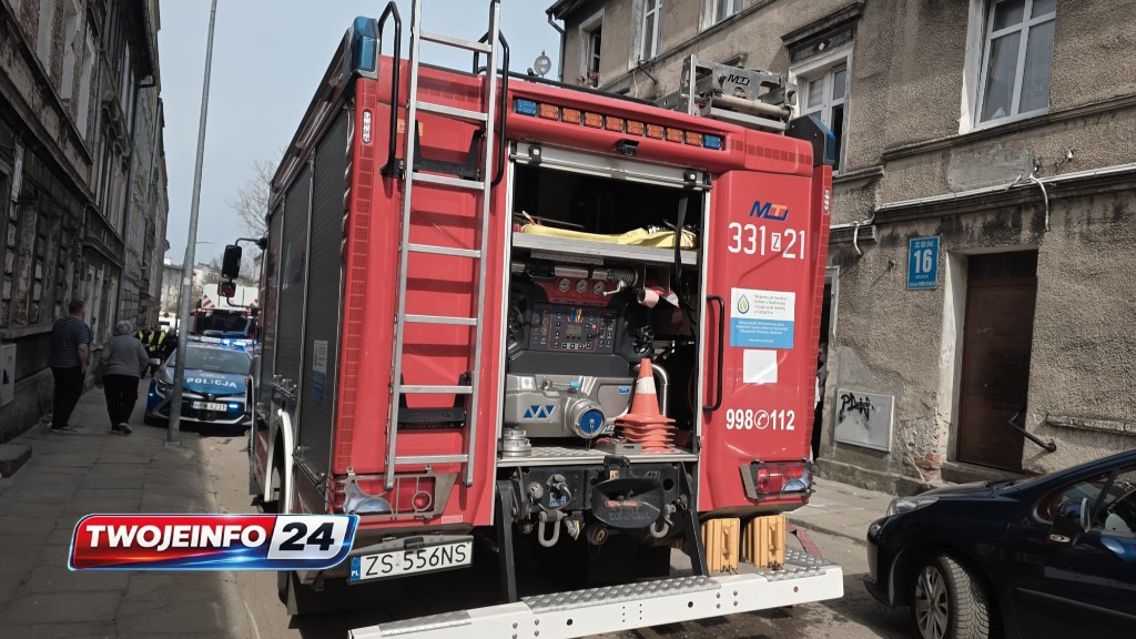 Pożar mieszkania w Koszalinie. Policjanci ewakuowali dwie osoby