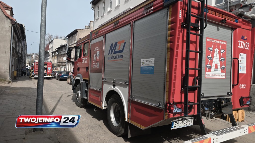 Pożar mieszkania w Koszalinie. Policjanci ewakuowali dwie osoby