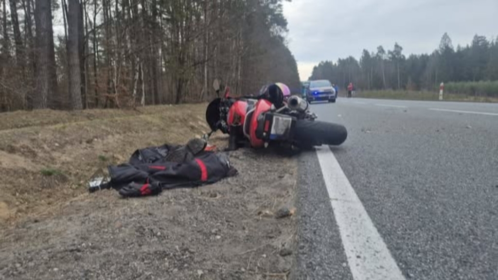 Zderzenie auta z jednośladem na DK-25. Dwie osoby ranne