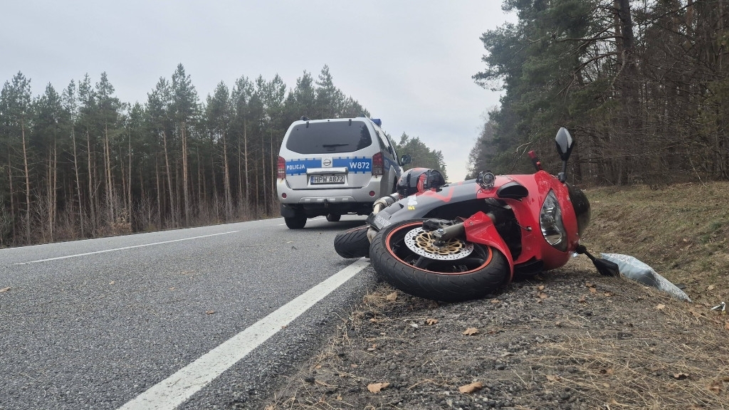 Zderzenie auta z jednośladem na DK-25. Dwie osoby ranne