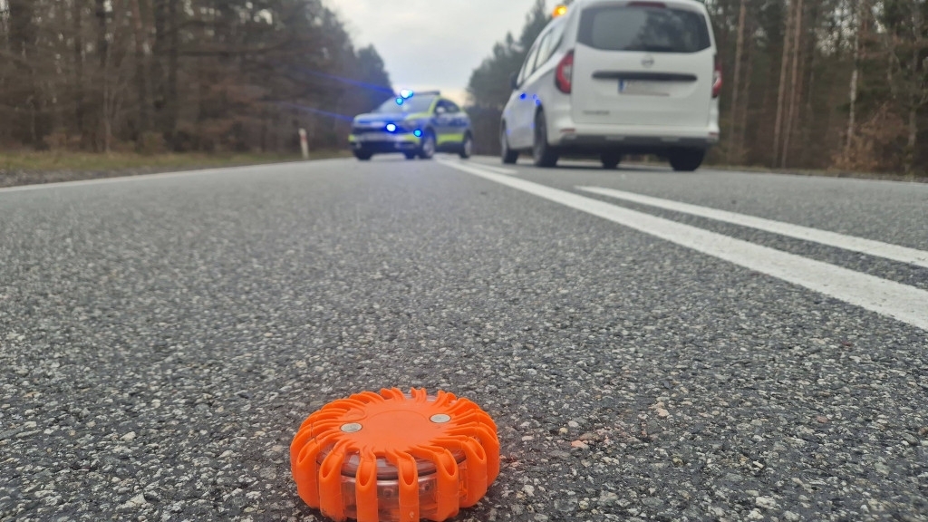 Zderzenie auta z jednośladem na DK-25. Dwie osoby ranne