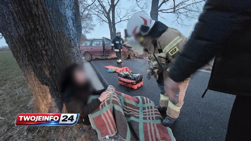 Auto w drzewo. Dwie osoby poszkodowane